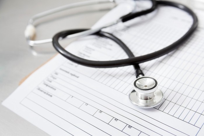 書類の上に置かれた聴診器