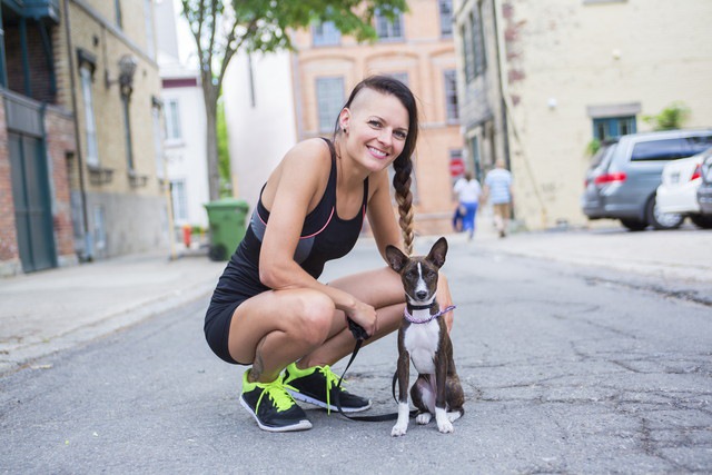 犬とジョギングを楽しんでいた女性