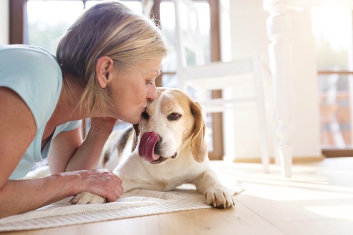 笑顔の女性と犬