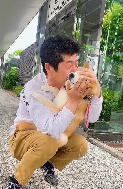 こさめちゃんに顔を埋めるパパ