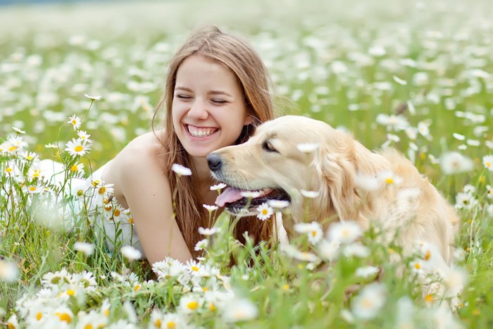 笑顔の女性と犬