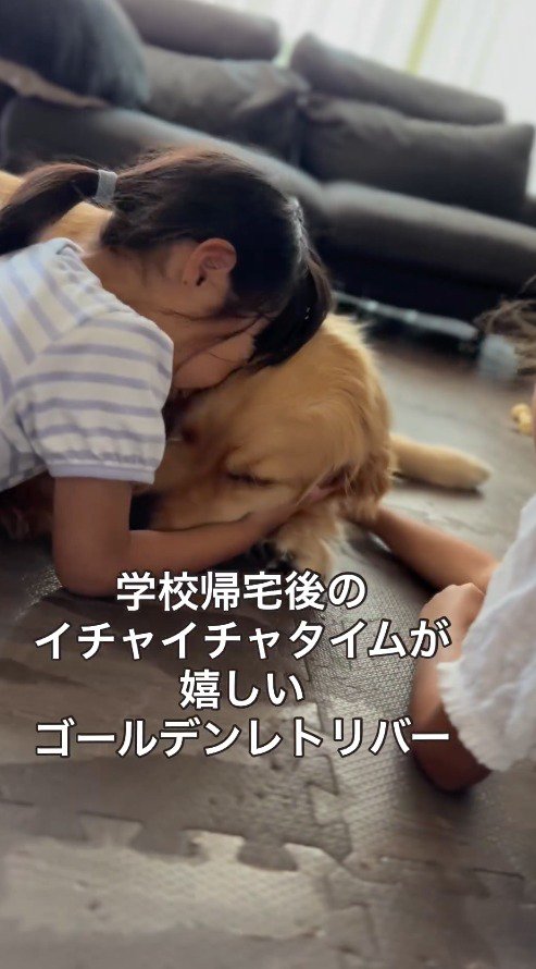 顔をくっつける犬と女の子