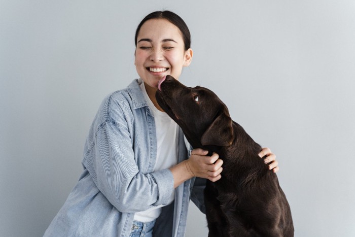 顔を舐める犬