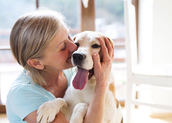 犬にキスをしている女性