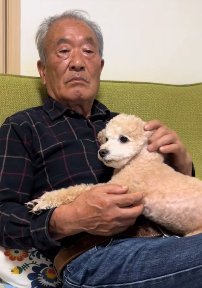 くつろぐおじいちゃんと犬