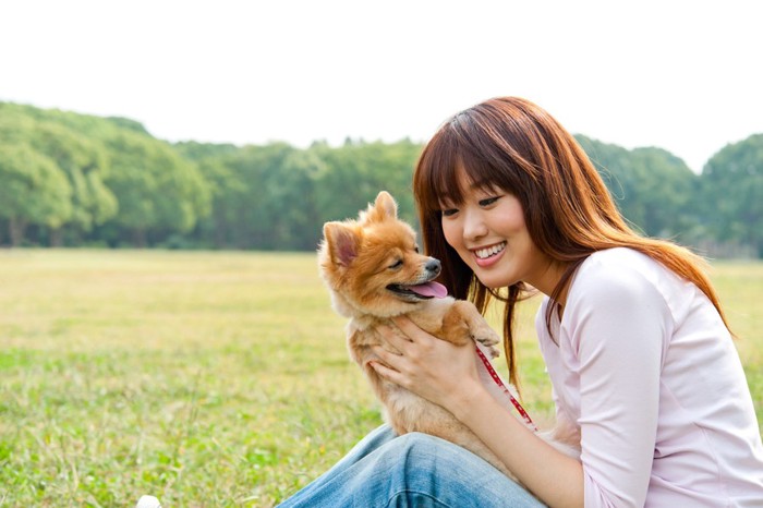 犬を抱っこする女性