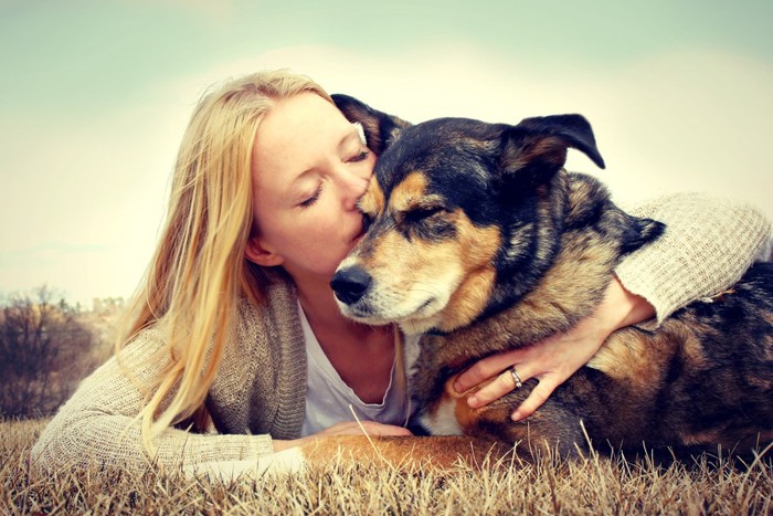 犬にキスする女性 63758908