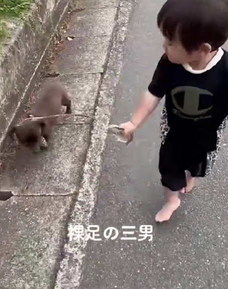 なぜか裸足！