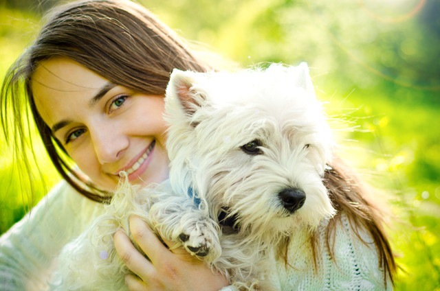 幸せそうな犬と女性