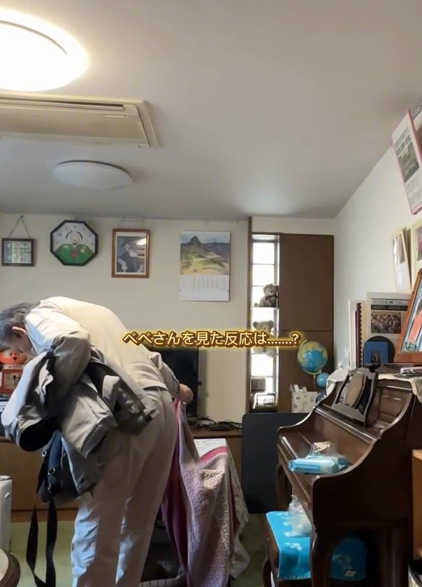 布をめくるお父さん2