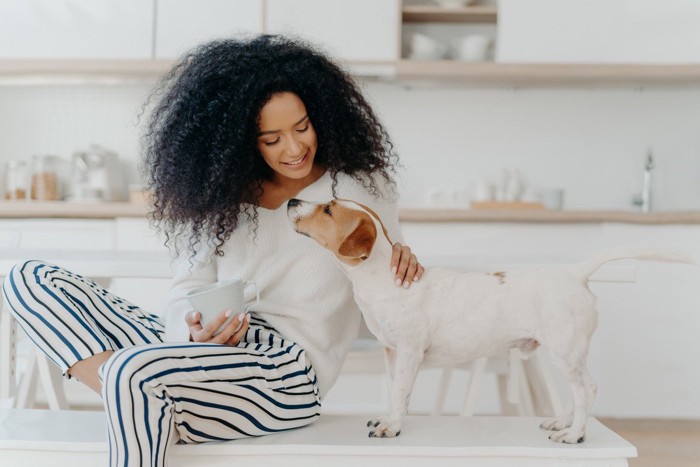 女性と犬