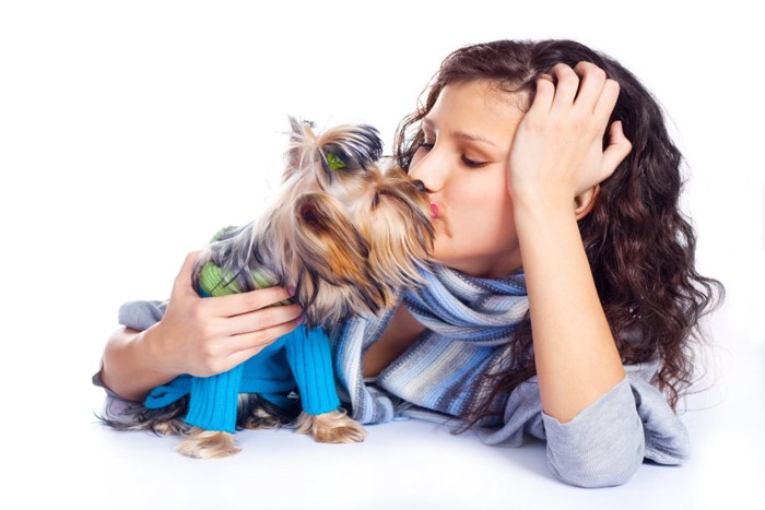 女性にキスする服を着た犬