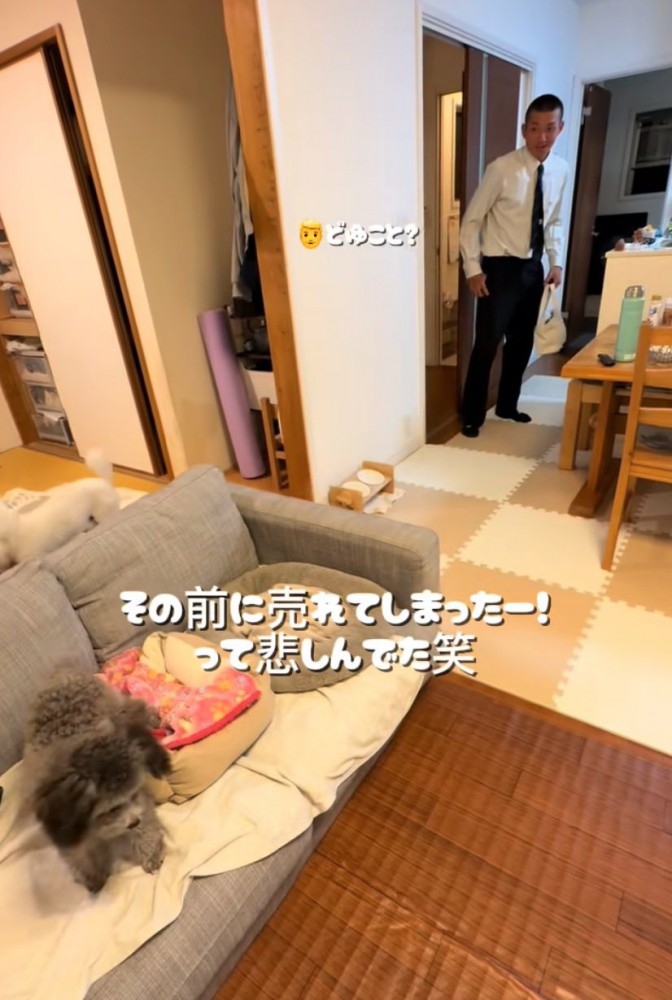 一歩後ずさりする男の子
