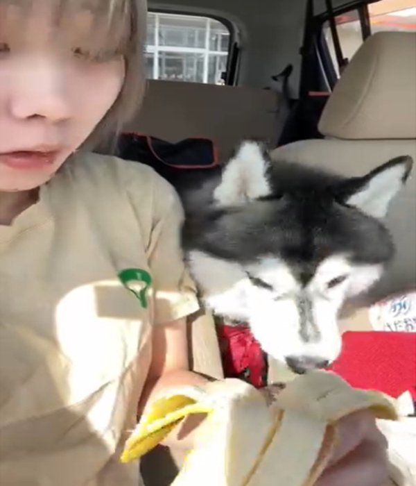 バナナを見る女性2