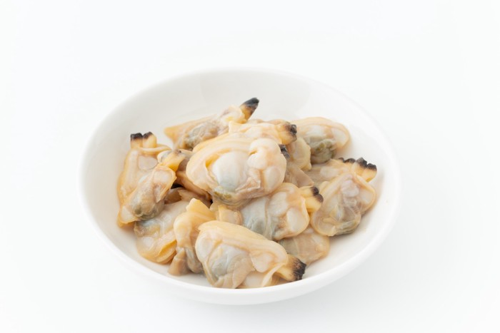 お皿に盛られたあさりのむき身