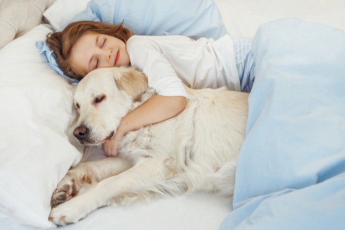 仲良く眠る犬と子供