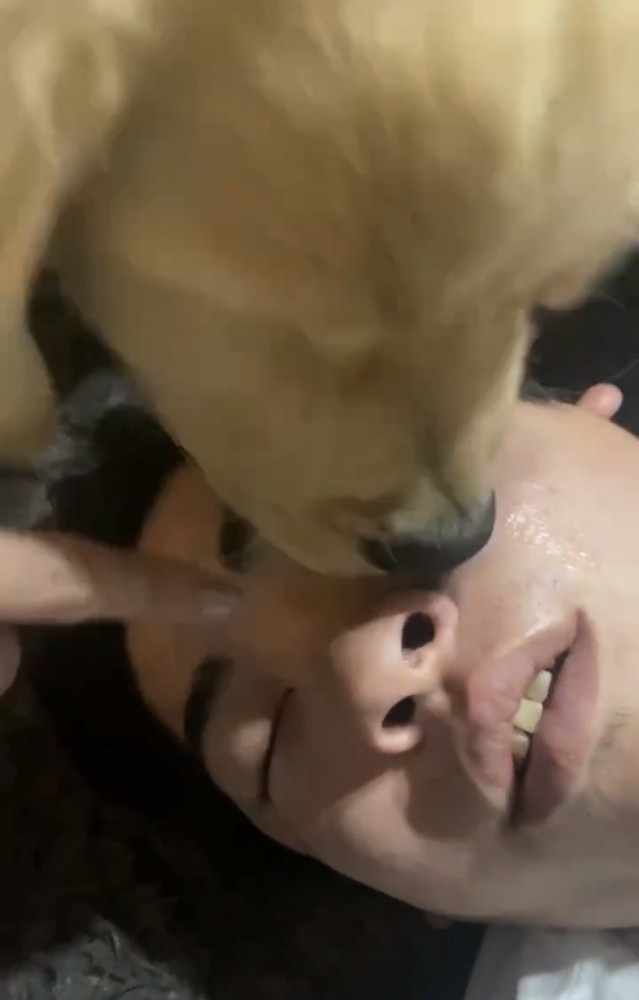 顔を舐められても全く動かない男性