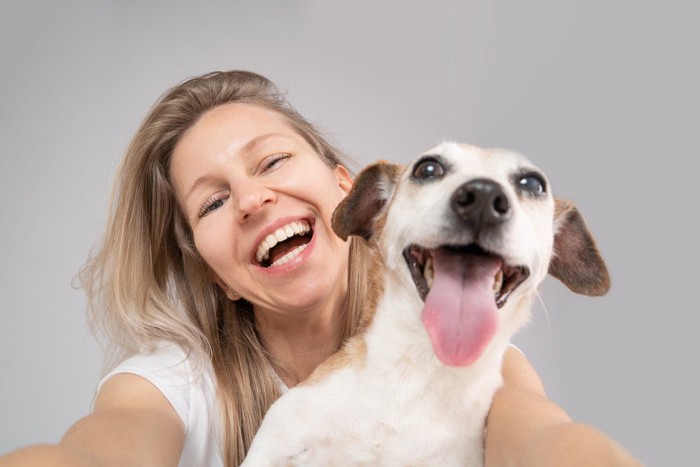 笑顔の女性と犬