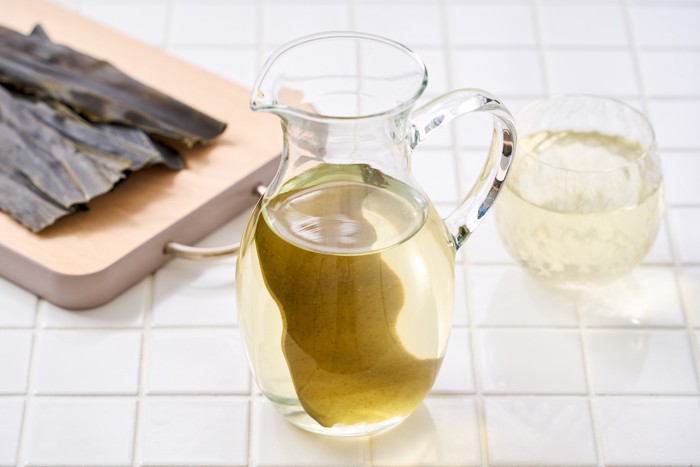 昆布の出汁が入ったボトルやグラス