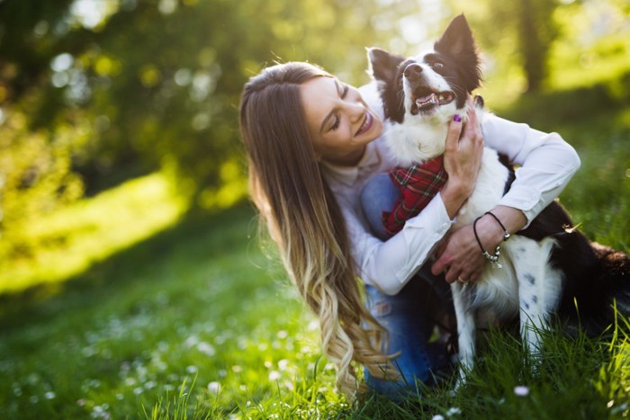 女性と犬