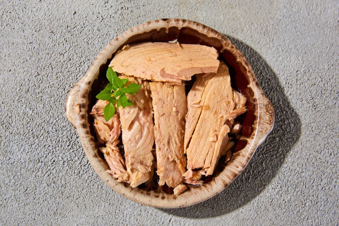 加熱したカツオの切り身