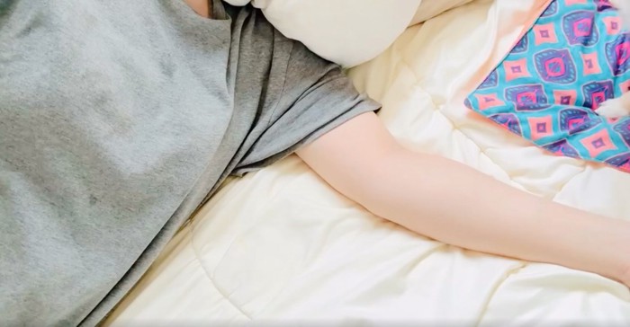 ベッドで横になる女性