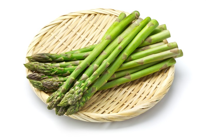 ざるにのせられたアスパラガス