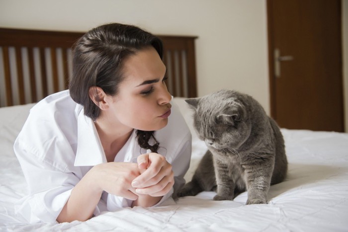 猫と女性