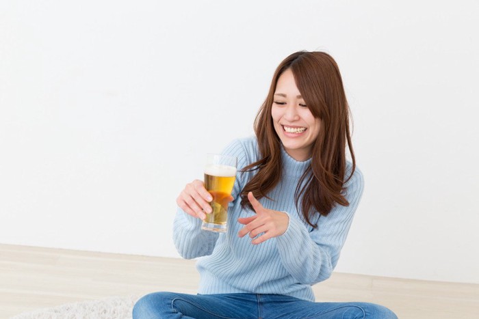 ビールを飲む女性