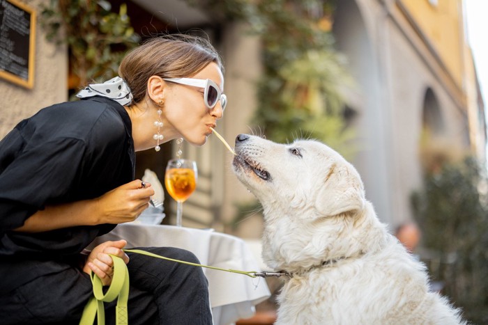 女性と犬