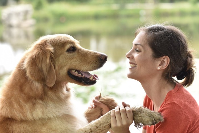 笑顔の犬と女性