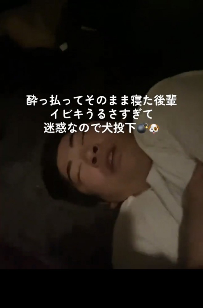 床で爆睡する男性の顔