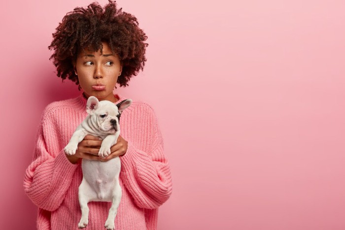 子犬と女性