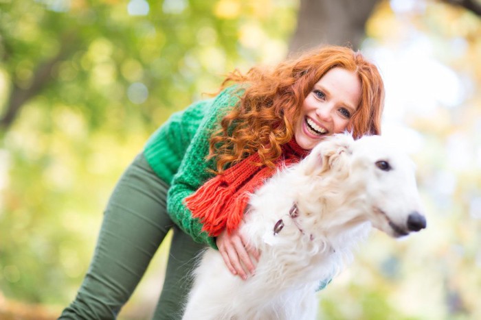 犬を抱きしめる女性