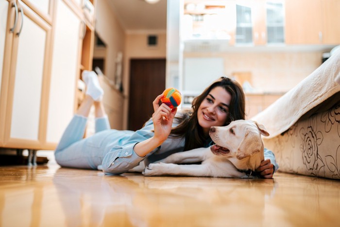 女性と遊ぶ犬