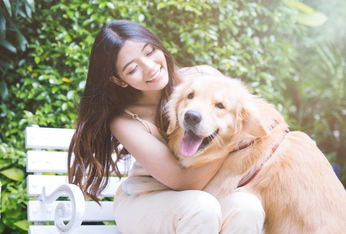 笑顔の女性とゴールデンレトリーバー