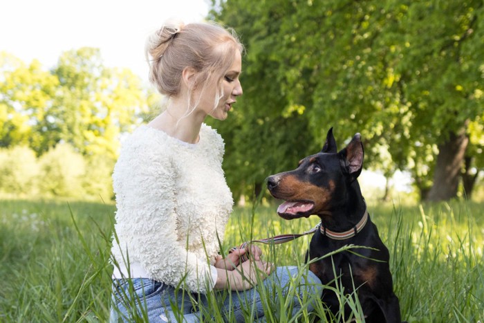 女性の飼い主さんと犬