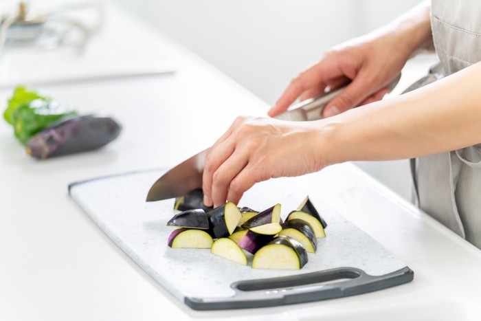 まな板の上でナスをカットしている様子