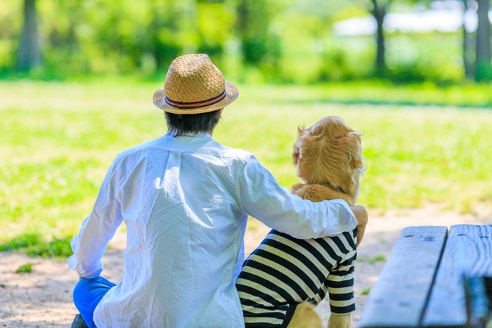 男性とゴールデンレトリバー