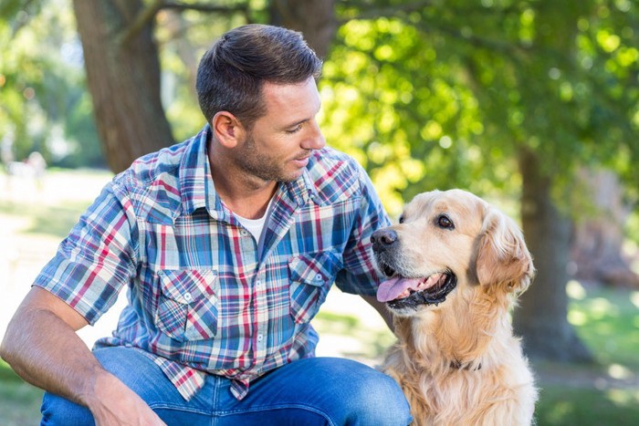 男性と犬