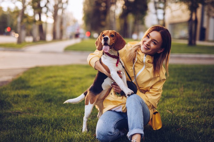 散歩中の女性と犬