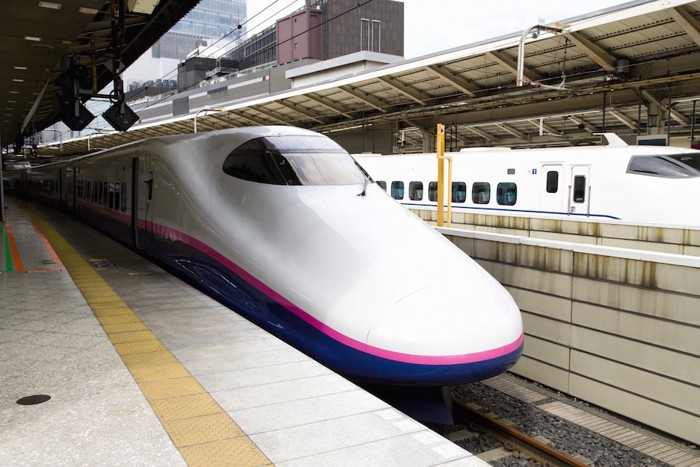 駅に止まる新幹線