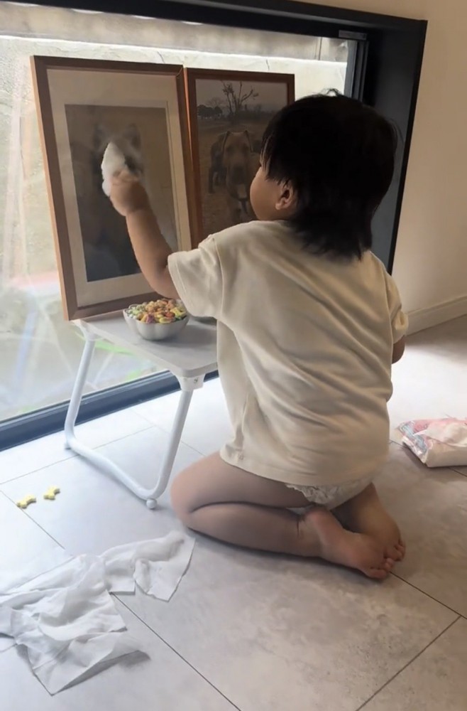 遺影を丁寧に拭く子ども