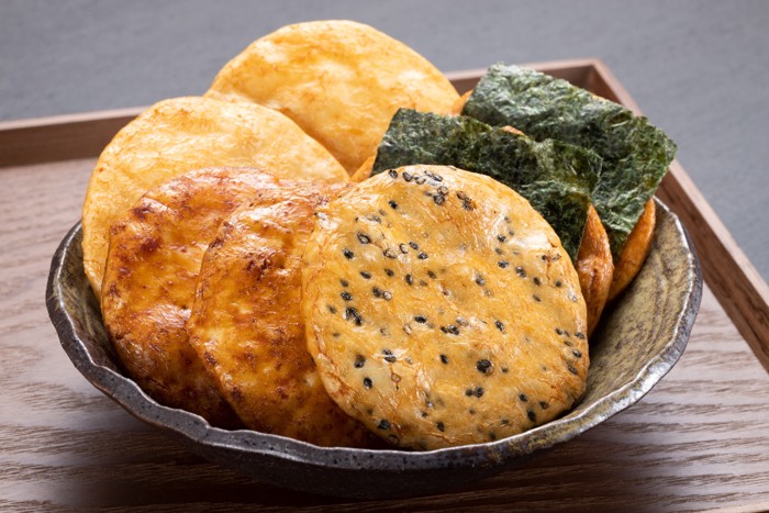 お皿にさまざまな種類のせんべいが並んでいる様子