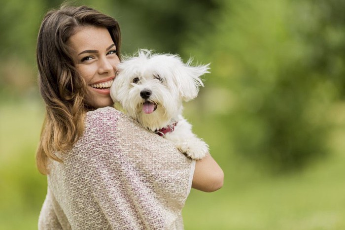 犬を抱っこする女性