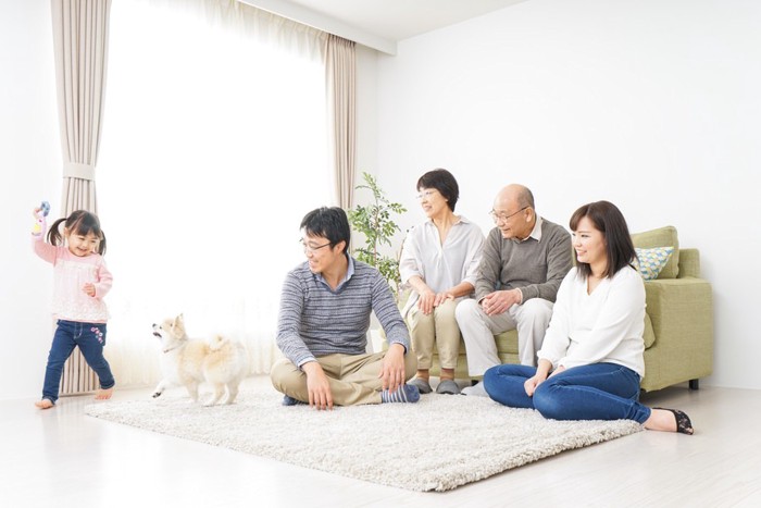 部屋で家族と遊ぶ犬