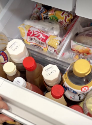 冷蔵庫の扉を閉める