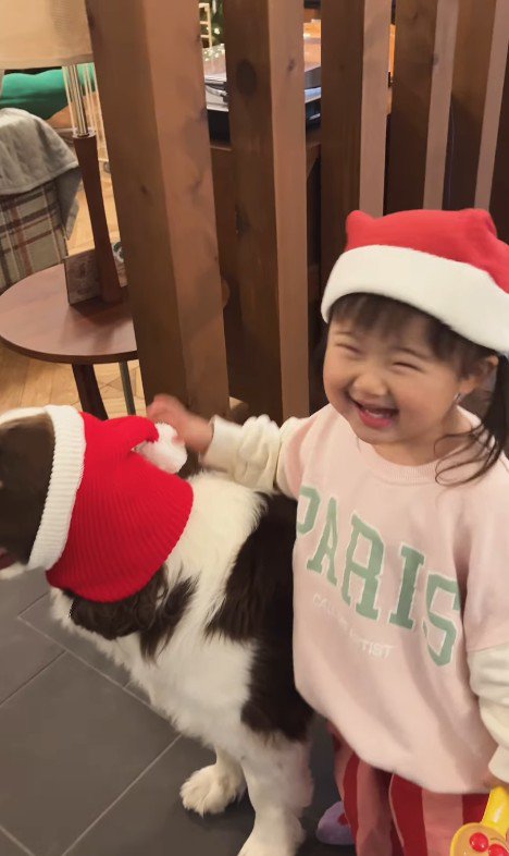 サンタごっこをするププくんと女の子