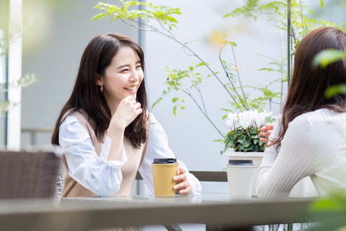 カフェで会話する女性