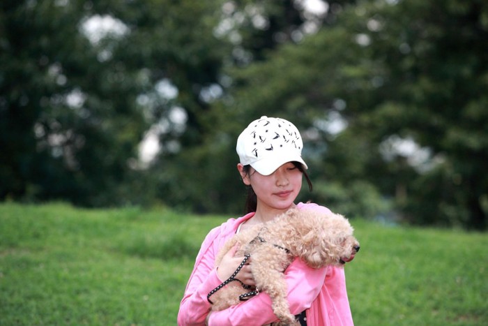 抱っこされるもどこかへ行こうとする犬